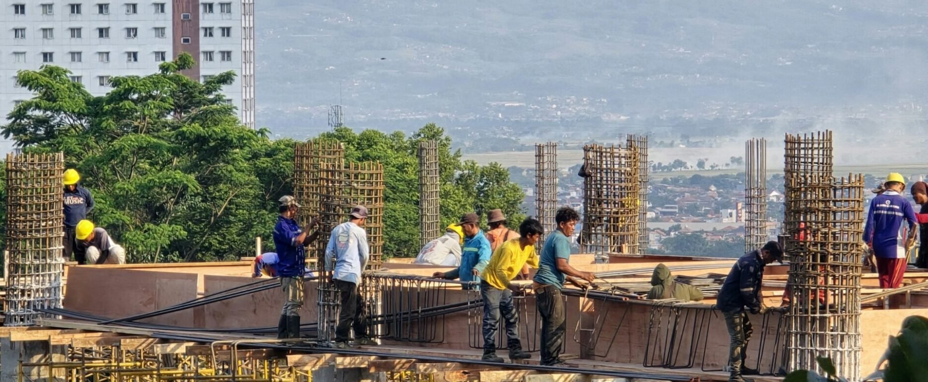 Urbanistica, alcuni lavoratori in un cantiere