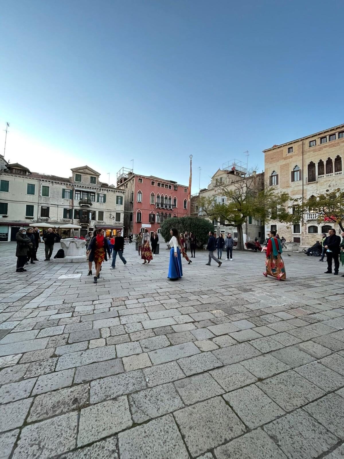 Le sfilate di moda de La Boutique del Cucito. Benessere psicologico, integrazione e colore. Foto: Veronica Castrovinci