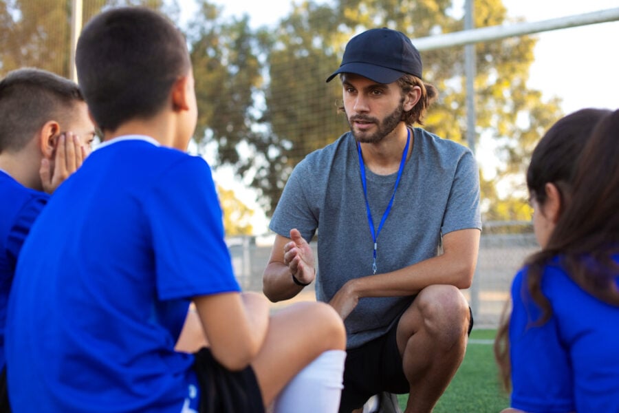 Giovani calciatori supportati dal programma di supporto per il benessere psicologico e sportivo.