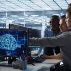 Un team di professionisti osserva e analizza insieme modelli di intelligenza artificiale in un moderno ambiente di lavoro tecnologico.