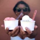 Gelato senza lattosio: inclusione a tavola. Foto: Foto de Thomas Svensson: https://www.pexels.com/es-es/foto/mujer-sosteniendo-vasos-de-helado-5682011/