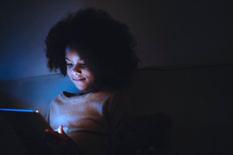 siti per adulti: bambino che usa un tablet