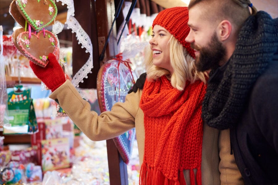 Mercatini natalizi: due persone che guardano un cuore