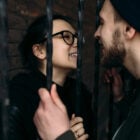 carceri minorile: due ragazzi sorridenti divisa dalle sbarre