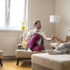 eco design: coppia che beve sul divano