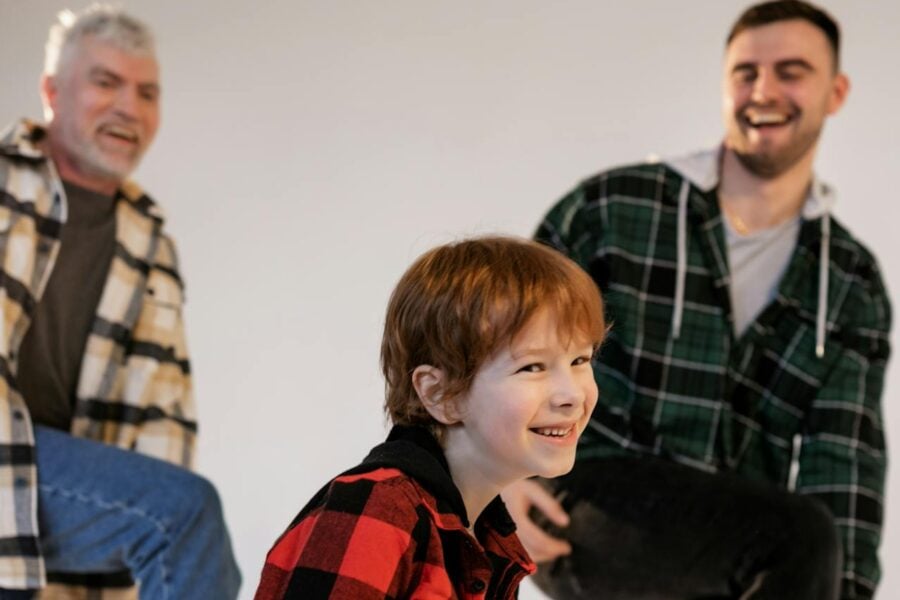 Buone maniere: uomini di diverse generazioni felice e contenti