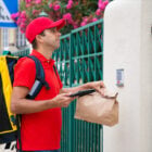 food delivery: rider con un sacchetto