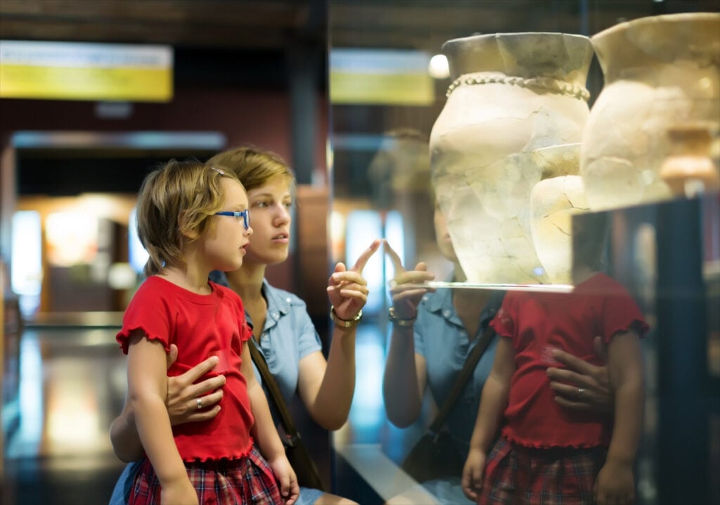 Musei strani: due persone che guardano un vaso