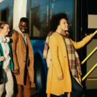 trasporto pubblico locale: tre persone in fila per salire su autobus