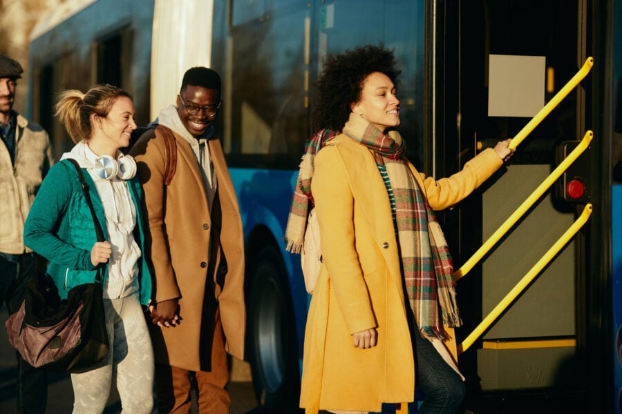 trasporto pubblico locale: tre persone in fila per salire su autobus