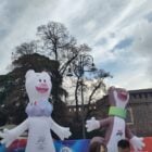 Immagine di Eventi Paralimpici. Le mascotte dei giochi di Milano Cortina davanti a Castello sforzesco a Milano