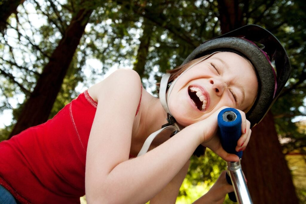 Monopattini elettrici e targa. Ragazza sorridente appoggiata sul manubrio (JPG)