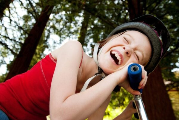 Monopattini elettrici e targa. Ragazza sorridente appoggiata sul manubrio (JPG)