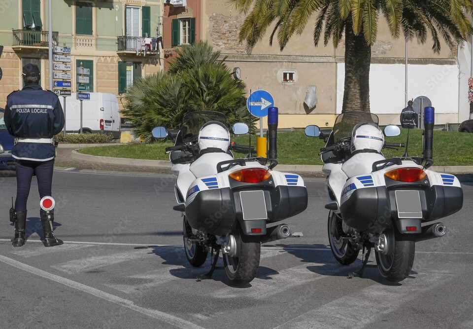 Monopattini elettrici e targhe - Poliziotti in moto che controllano i veicoli in transito (JPG).