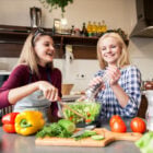nuova piramide alimentare e dieta mediterranea: due donne che preparano un'insalata