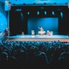 Una scena di teatro per bambini esempio di come il teatro possa diventare uno strumento di crescita e benessere per i più piccoli.