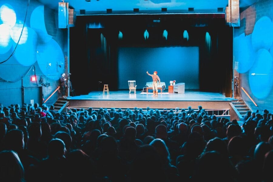 Una scena di teatro per bambini esempio di come il teatro possa diventare uno strumento di crescita e benessere per i più piccoli.