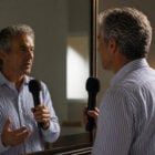 Un giornalista si intervista allo specchio
