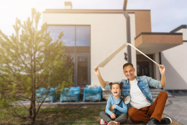 energia sostenibile: uomo e bambina davanti una casa moderna