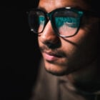 smart glasses: un ragazzo con un paio di occhiali