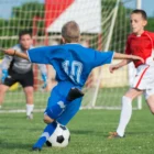 Giovani ragazzi del settore giovanile che giocano a calcio