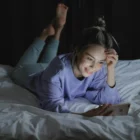 estensione chrome: ragazza distesa sul letto con il telefono
