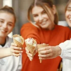 gelateria artigianale: donne che mangiano un gelato sorridente,