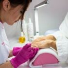 salone di bellezza: estetista servizio unghie