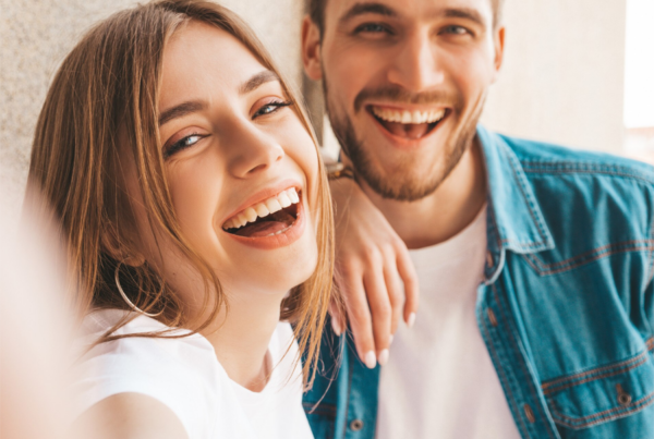 vera resilienza: prima piano due giovani sorridenti