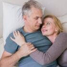 Desiderio sessuale: una donna e un uomo anziani sono abbracciati nel loro letto