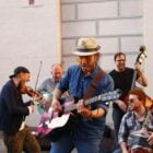gruppo di musicisti che suonano all'aperto, festa della musica