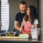 lavoro domestico: una giovane coppia che cucina insieme
