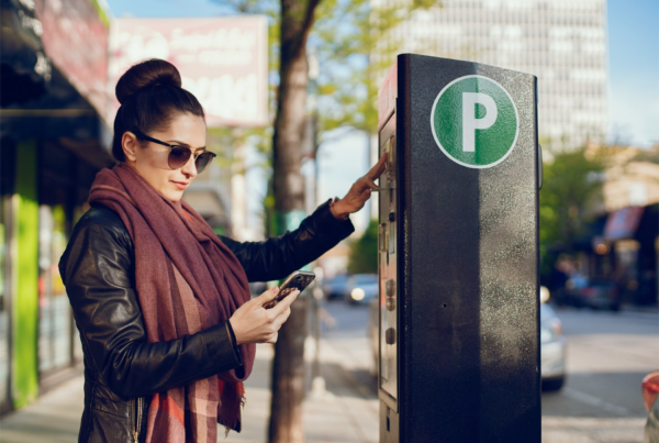 parcheggio libero: donna che paga la sosta alla colonnina